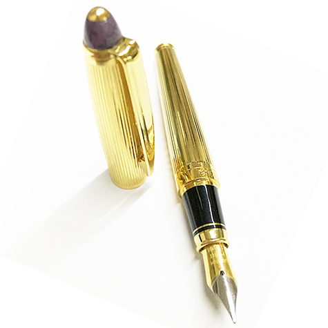 gbc Penna stilografica mini OSAMA ORO Pennino Iridium Point Germany originale. Fusto metallico, placcata in oro. Tappo con pietra VIOLA. Da collezione, Dimensioni: 10x110mm. completa di astuccio.