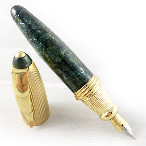 gbc Penna stilografica mini OSAMA VERDE-ORO Pennino Iridium Point Germany originale. Fusto in resina acrilica, placcata in oro. Da collezione, Dimensioni: 15x95mm. completa di astuccio.