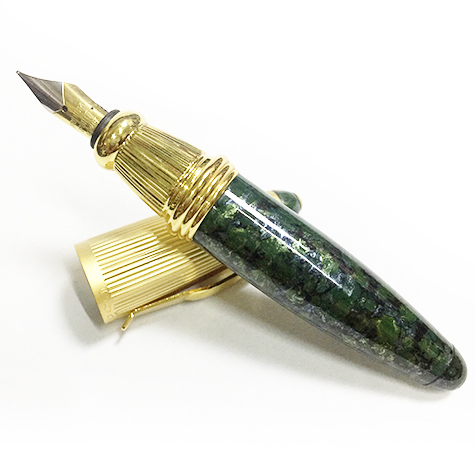 gbc Penna stilografica mini OSAMA VERDE-ORO Pennino Iridium Point Germany originale. Fusto in resina acrilica, placcata in oro. Da collezione, Dimensioni: 15x95mm. completa di astuccio.