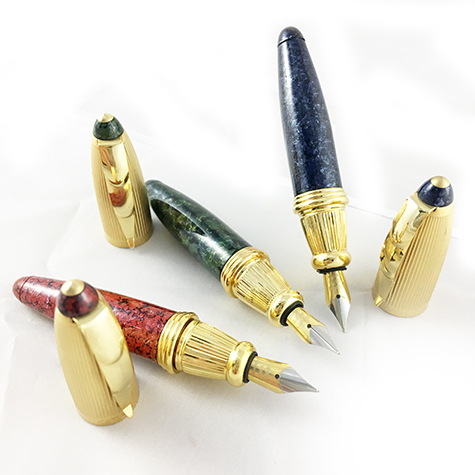 gbc Penna stilografica mini OSAMA VERDE-ORO Pennino Iridium Point Germany originale. Fusto in resina acrilica, placcata in oro. Da collezione, Dimensioni: 15x95mm. completa di astuccio.