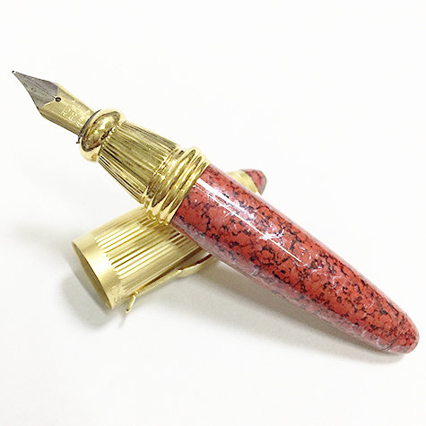 gbc Penna stilografica mini OSAMA ROSSO-ORO Pennino Iridium Point Germany originale. Fusto in resina acrilica, placcata in oro. Da collezione, Dimensioni: 15x95mm. completa di astuccio.