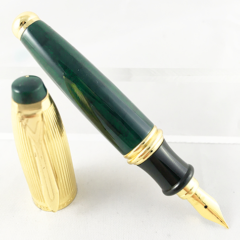 gbc Penna stilografica mini OSAMA VERDE-ORO Pennino Iridium Point Germany originale. Fusto in resina acrilica, placcata in oro. Da collezione, Dimensioni: 15x100mm. completa di astuccio.