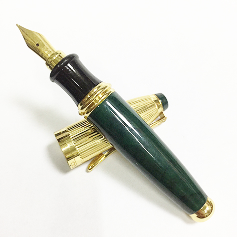 gbc Penna stilografica mini OSAMA VERDE-ORO Pennino Iridium Point Germany originale. Fusto in resina acrilica, placcata in oro. Da collezione, Dimensioni: 15x100mm. completa di astuccio.
