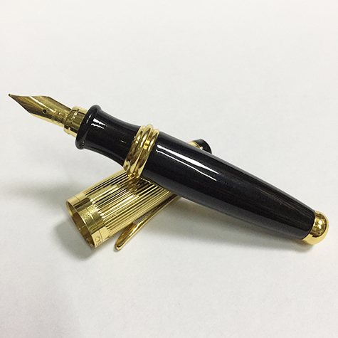 gbc Penna stilografica mini OSAMA NERO-ORO Pennino Iridium Point Germany originale. Fusto in resina acrilica, placcata in oro. Da collezione, Dimensioni: 15x100mm. completa di astuccio.