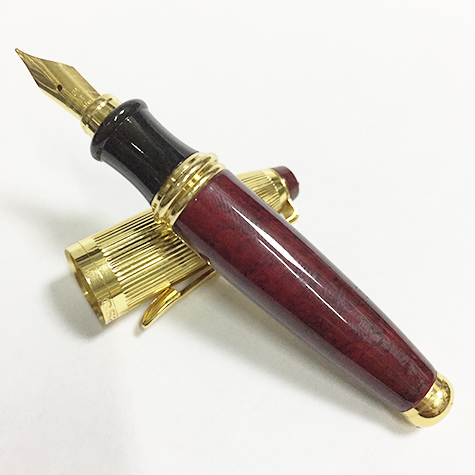 gbc Penna stilografica mini OSAMA BORDO'-ORO Pennino Iridium Point Germany originale. Fusto in resina acrilica, placcata in oro. Da collezione, Dimensioni: 15x100mm. completa di astuccio.