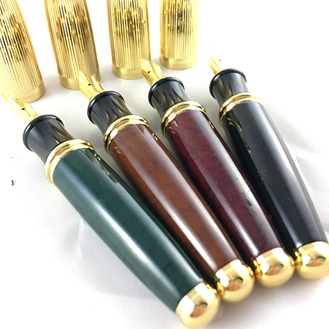 gbc Penna stilografica mini OSAMA BORDO'-ORO Pennino Iridium Point Germany originale. Fusto in resina acrilica, placcata in oro. Da collezione, Dimensioni: 15x100mm. completa di astuccio.