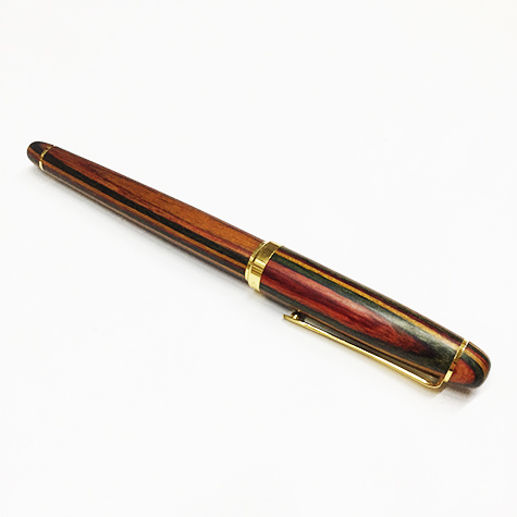 gbc Penna stilografica OSAMA wood-collection wd-11s Pennino Iridium Point Germany originale. Fusto in legno colorato, placcata in oro. Da collezione, Dimensioni: 15x150mm. completa di astuccio in legno.