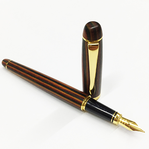 gbc Penna stilografica OSAMA wood-collection wd-11s Pennino Iridium Point Germany originale. Fusto in legno colorato, placcata in oro. Da collezione, Dimensioni: 15x150mm. completa di astuccio in legno.