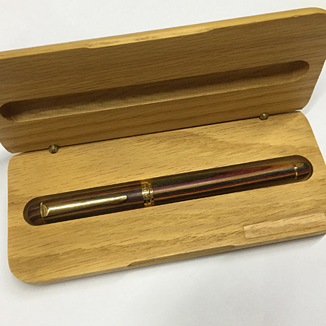 gbc Penna stilografica OSAMA wood-collection wd-11s Pennino Iridium Point Germany originale. Fusto in legno colorato, placcata in oro. Da collezione, Dimensioni: 15x150mm. completa di astuccio in legno.