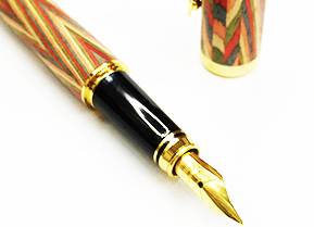 gbc Penna stilografica OSAMA wood-collection wd-12s Pennino Iridium Point Germany originale. Fusto in legno colorato, placcata in oro. Da collezione, Dimensioni: 15x150mm. completa di astuccio in legno.