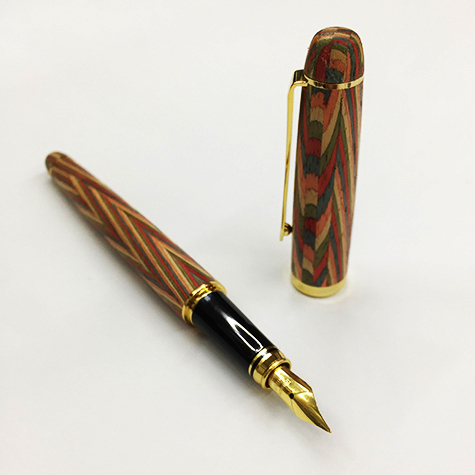 gbc Penna stilografica OSAMA wood-collection wd-12s Pennino Iridium Point Germany originale. Fusto in legno colorato, placcata in oro. Da collezione, Dimensioni: 15x150mm. completa di astuccio in legno.