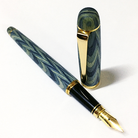 gbc Penna stilografica OSAMA wood-collection wd-12sb Pennino Iridium Point Germany originale. Fusto in legno colorato BLU, penna placcata in oro. Da collezione, Dimensioni: 15x150mm. completa di astuccio in legno.