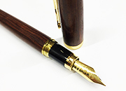 gbc Penna stilografica OSAMA wood-collection wds Pennino decorato Iridium Point Germany originale. Fusto in legno scuro, placcata in oro. Da collezione, Dimensioni: 15x150mm. completa di astuccio in legno.