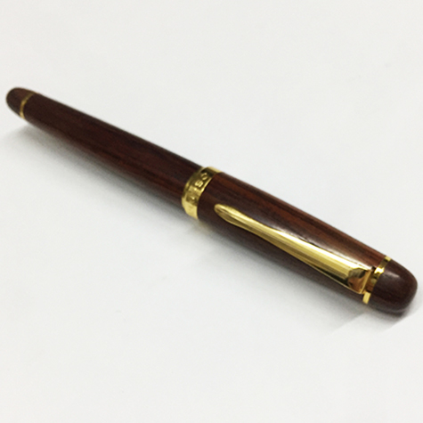 gbc Penna stilografica OSAMA wood-collection wds Pennino decorato Iridium Point Germany originale. Fusto in legno scuro, placcata in oro. Da collezione, Dimensioni: 15x150mm. completa di astuccio in legno.