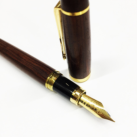 gbc Penna stilografica OSAMA wood-collection wds Pennino decorato Iridium Point Germany originale. Fusto in legno scuro, placcata in oro. Da collezione, Dimensioni: 15x150mm. completa di astuccio in legno.