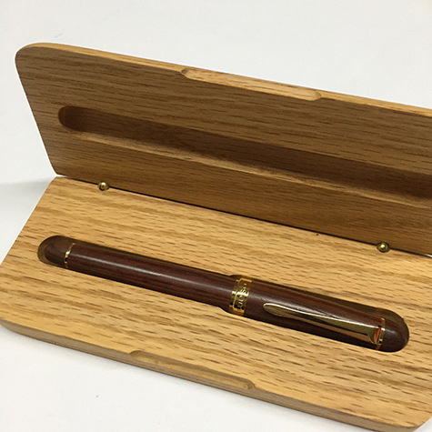 gbc Penna stilografica OSAMA wood-collection wds Pennino decorato Iridium Point Germany originale. Fusto in legno scuro, placcata in oro. Da collezione, Dimensioni: 15x150mm. completa di astuccio in legno.
