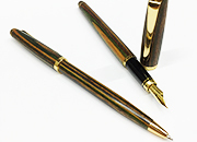 gbc Set Penne OSAMA wood-collection wdset Penna biro con fusto in legno, placcata in oro. Da collezione, Dimensioni: 10x140mm. Penna stilografica con pennino decorato Iridium Point Germany originale. Fusto in legno, placcata in oro. Da collezione, Dimensioni: 13x150mm. Set completo di astuccio in legno OSAwdset