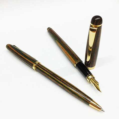 gbc Set Penne OSAMA wood-collection wdset Penna biro con fusto in legno, placcata in oro. Da collezione, Dimensioni: 10x140mm. Penna stilografica con pennino decorato Iridium Point Germany originale. Fusto in legno, placcata in oro. Da collezione, Dimensioni: 13x150mm. Set completo di astuccio in legno.