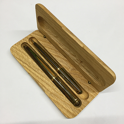 gbc Set Penne OSAMA wood-collection wdset Penna biro con fusto in legno, placcata in oro. Da collezione, Dimensioni: 10x140mm. Penna stilografica con pennino decorato Iridium Point Germany originale. Fusto in legno, placcata in oro. Da collezione, Dimensioni: 13x150mm. Set completo di astuccio in legno.