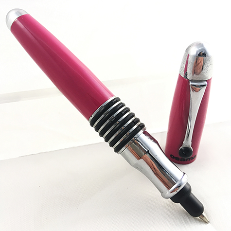 gbc Penna biro OSAMA metal-color MAGENTA Fusto in metallo colorato MAGENTA. Da collezione, Dimensioni: 16x130mm. completa di astuccio.