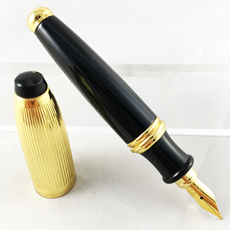 gbc Penna stilografica mini OSAMA NERO-ORO Pennino Iridium Point Germany originale. Fusto in resina acrilica, placcata in oro. Da collezione, Dimensioni: 15x100mm. completa di astuccio.