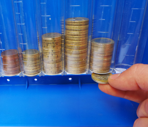 gbc Rendiresto da banco o da parete Euromoney con sistema di prelievo monete a scorrimento e 4 buchi per appensione a muro. Con 8 colonne per tutti i tagli con indicazione dellimporto contenuto. Comprensivo di coperchio con chiave antiscippo.