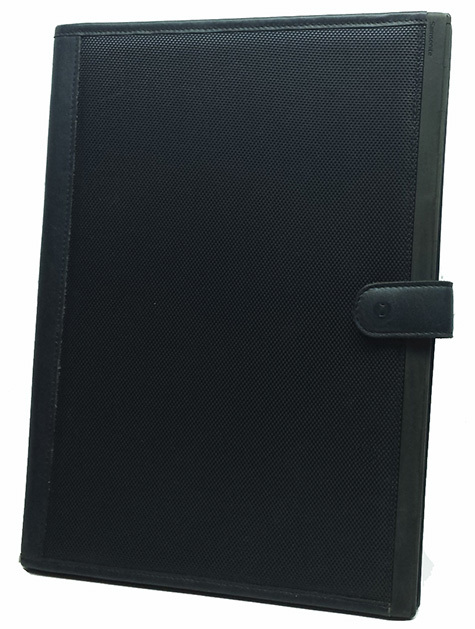 gbc Portablocco A4  in tessuto ANTRACITE. Dimensioni: 24x32 cm. Con 6 tasche porta carte di credito, 3 tasche portacarte, 1 tasca portablocco e portapenne. Cinghiolo di chiusura con bottone automatico.