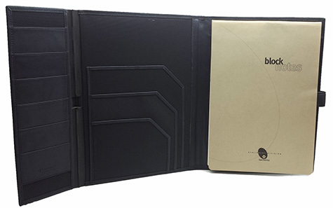 gbc Portablocco A4  in tessuto ANTRACITE. Dimensioni: 24x32 cm. Con 6 tasche porta carte di credito, 3 tasche portacarte, 1 tasca portablocco e portapenne. Cinghiolo di chiusura con bottone automatico.