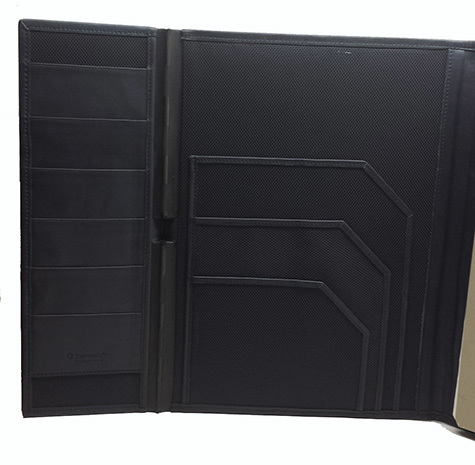 gbc Portablocco A4  in tessuto ANTRACITE. Dimensioni: 24x32 cm. Con 6 tasche porta carte di credito, 3 tasche portacarte, 1 tasca portablocco e portapenne. Cinghiolo di chiusura con bottone automatico.