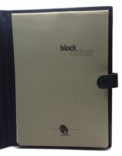 gbc Portablocco A4  in tessuto ANTRACITE. Dimensioni: 24x32 cm. Con 6 tasche porta carte di credito, 3 tasche portacarte, 1 tasca portablocco e portapenne. Cinghiolo di chiusura con bottone automatico.