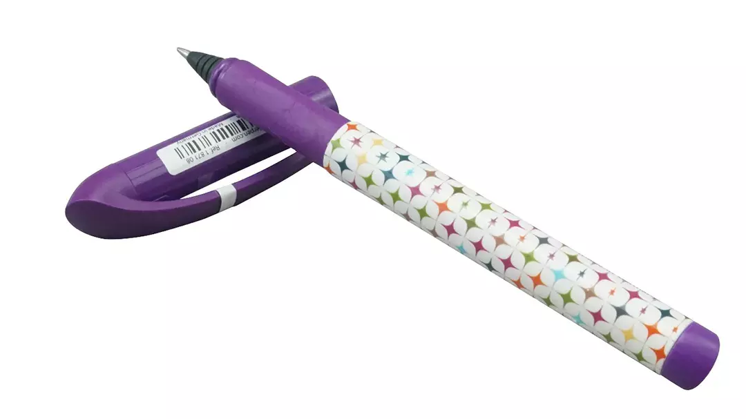 gbc PennaROLLER SchneiderVOICE, inchiostroBLU Penna Roller ad inchiostro liquido. Superfice in gomma ergonomicamente sagomata. Impugnatura ergonomica. Adatta a MANCINI e destrorsi. Prodotto Originale Tedesco, MADE IN GERMANY..