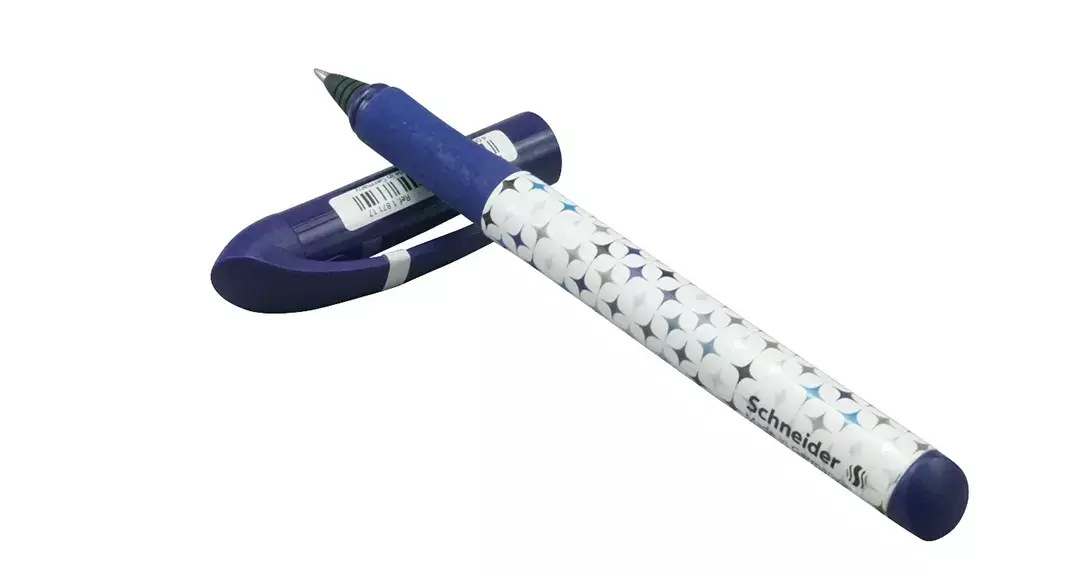 gbc PennaROLLER SchneiderVOICE, inchiostroBLU Penna Roller ad inchiostro liquido. Superfice in gomma ergonomicamente sagomata. Impugnatura ergonomica. Adatta a MANCINI e destrorsi. Prodotto Originale Tedesco, MADE IN GERMANY..