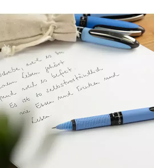 gbc PennaROLLER Schneider, OneHybridN, NERO Penna Roller ad inchiostro liquido. Superfice in gomma ergonomicamente sagomata. Impugnatura ergonomica. Adatta a MANCINI e destrorsi. Prodotto Originale Tedesco, MADE IN GERMANY..