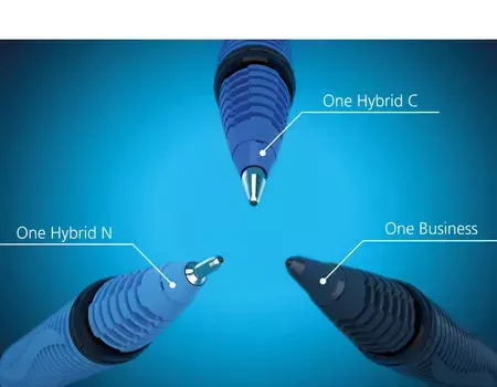 gbc PennaROLLER Schneider, OneHybridN, NERO Penna Roller ad inchiostro liquido. Superfice in gomma ergonomicamente sagomata. Impugnatura ergonomica. Adatta a MANCINI e destrorsi. Prodotto Originale Tedesco, MADE IN GERMANY..