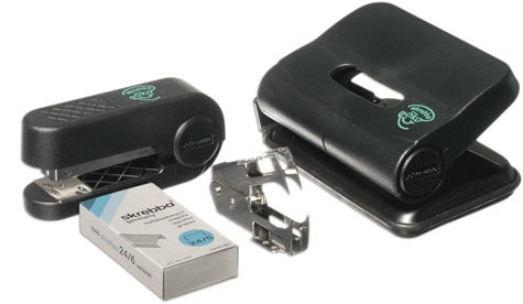 gbc Set ecologico Skrebba Skre-Oko-Set        contiene un perforatore skre-dos, un levapunti skre-snap, una cucitrice skre-pop e una scatola di punti 24-6. MADE IN GERMANY.