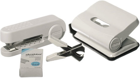 gbc SET Skrebba Skre-Office-Set contiene un perforatore skre-dos, un levapunti skre-krall, una cucitrice skre-star e una scatola di punti 24-6. MADE IN GERMANY.