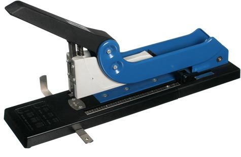 gbc Cucitrice Skre-120 Lang alti spessori Braccio lungo con leva, caricamento a pulsante con molla. Utilizza i punti serie 23-8, 23-10, 23-12, 23-13s, 23-15s, 23-17s, 23-20s, 50-8, 50-10, 50-12, 50-13s, 50-15s, 50-17s, 50-20s. Carica fino a 100 punti. Profondit di inserimento 25cm. Capacit di cucitura fino a 200 fogli (16mm). MADE IN GERMANY.