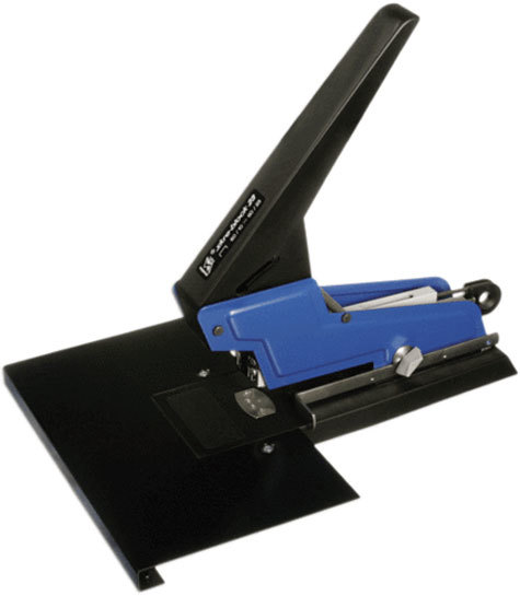 gbc Cucitrice Skre-Block 23 alti spessori con tavola di appoggio Massiccia per cucire con facilit  blocchi fino a 20mm grazie alla leva demoltiplicatrice. Utilizza i punti serie 60-10s, 60-12s, 60-15s, 60-17s, 60-20s, 60-23s. Carica fino a 150 punti. Profondit di inserimento 10 cm. Capacit di cucitura fino a 200 fogli (20mm). MADE IN GERMANY.