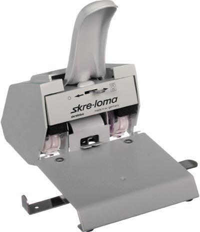 gbc Perforatore Skre-Loma distanza tra i fori 8cm, perfora e rinforza un foglio alla volta, con barra di regolazione.con un unico movimento perfora e rinforza il documento con 2 occhielli antistrappo MADE IN GERMANY.