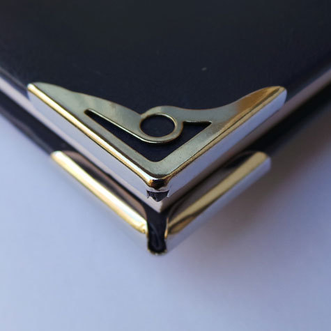 legatoria Angolino metallico nero 24mm per lato, protegge copertine spesse fino a 2,5mm.