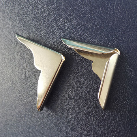 legatoria Angolino metallico nichelato 30mm per lato, protegge copertine spesse fino a 4,5mm.