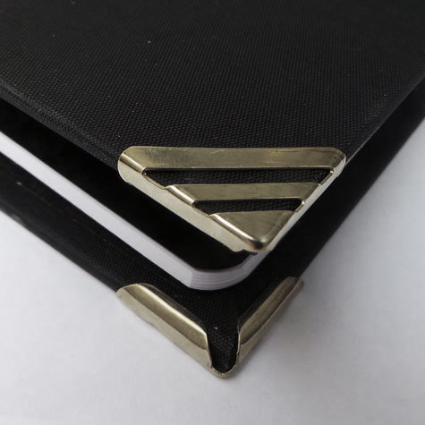 legatoria Angolino metallico nero 16mm per lato, protegge copertine spesse fino a 2,5mm.