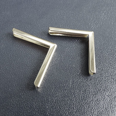 legatoria Angolino metallico bianco 22mm per lato, protegge copertine spesse fino a 2mm.