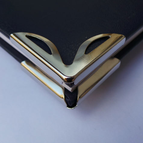 legatoria Angolino metallico nero 30mm per lato, protegge copertine spesse fino a 4,5mm.
