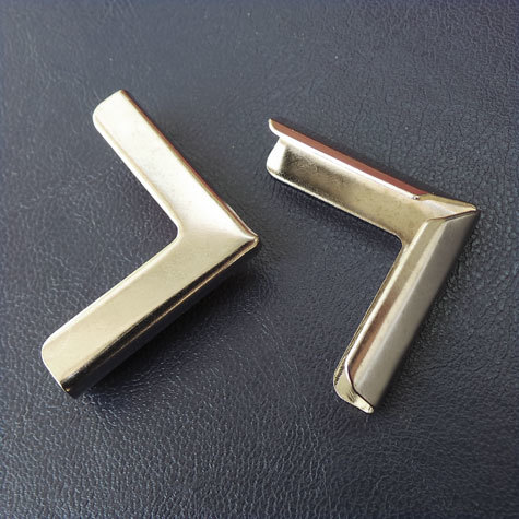 legatoria Angolino metallico nichelato 27mm per lato, protegge copertine spesse fino a 7mm.
