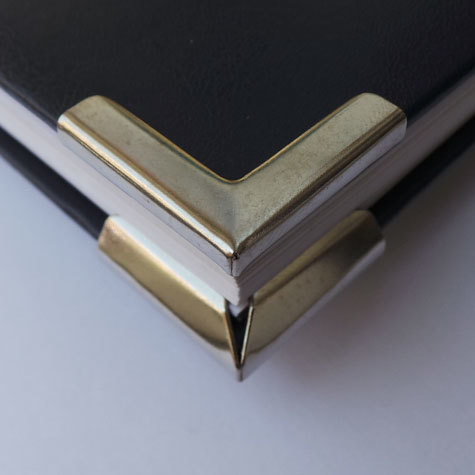 legatoria Angolino metallico brunito 27mm per lato, protegge copertine spesse fino a 7mm.