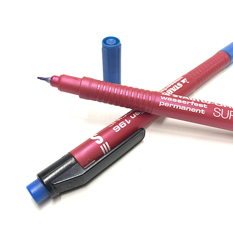 gbc Stabilo OHpen196S SUPERFINE BLU Pennarello indelebile punta SUPERFINE, ideale per lucidi e per quasi tutte le superfici lisce (cd-rom, DVD, plastica, vetro, metallo e ceramica). Prodotto originale tedesco. MADE IN GERMANY.