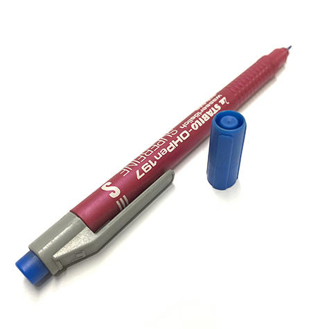gbc Stabilo OHpen197S SUPERFINE BLU Pennarello non indelebile punta SUPERFINE, ideale per lucidi e per quasi tutte le superfici lisce (cd-rom, DVD, plastica, vetro, metallo e ceramica). Prodotto originale tedesco. MADE IN GERMANY.