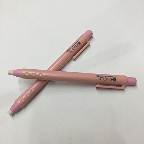 gbc Gomma matita a scatto ROSA E-knock, ROSA. Dimensioni 130x10mm. Un-Ball Auto GOMMA in penna per correzione per matita. EH-100P.