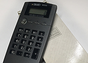 gbc Calcolatrice 8cifre, illuminazione automatica Con sensere di luminosit per l'attivazione dell'illuminazione del display e dei tasti, per l'utilizzo notturno doppia alimentazione: interna e 2 ministilo. Calcolatrice portatile , dimensioni 68x150x15mm, 4 operazioni, percentuale, radice quadrata, memorie WILw258